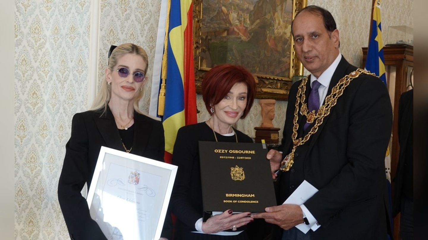 Kelly (l.) und Sharon Osbourne bekamen vom Oberbürgermeister von Birmingham, Zafar Iqbal, die posthume Ehrung für Ozzy Osbourn