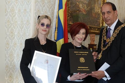 Kelly (l.) und Sharon Osbourne bekamen vom Oberbürgermeister von Birmingham, Zafar Iqbal, die posthume Ehrung für Ozzy Osbourn