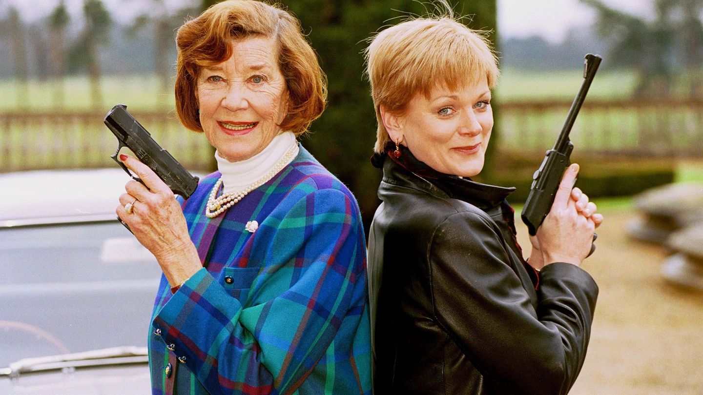 Lois Maxwell (l) und Samantha Bond haben beide "Miss Moneypenny" gespielt. (Archivbild) Foto: Richard Chambury/Globe Photos via