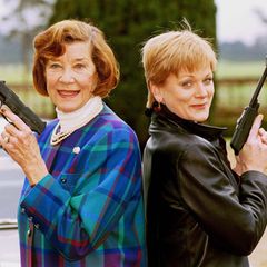 Lois Maxwell (l) und Samantha Bond haben beide "Miss Moneypenny" gespielt. (Archivbild) Foto: Richard Chambury/Globe Photos via