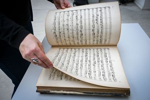 Auch eine Bach-Gesamtausgabe ist nun Teil der Brandenburgica. Foto: Jens Kalaene/dpa