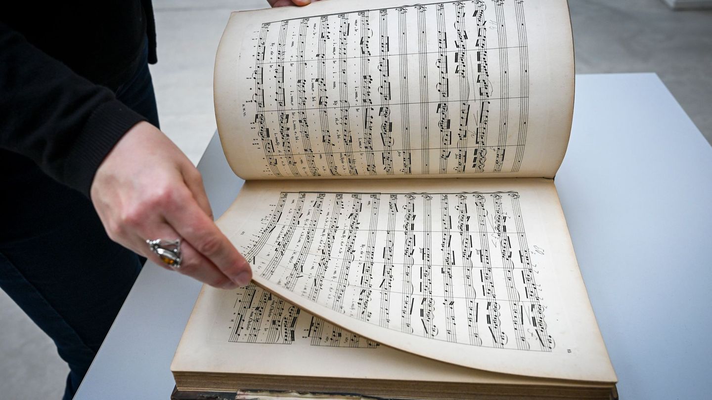 Auch eine Bach-Gesamtausgabe ist nun Teil der Brandenburgica. Foto: Jens Kalaene/dpa