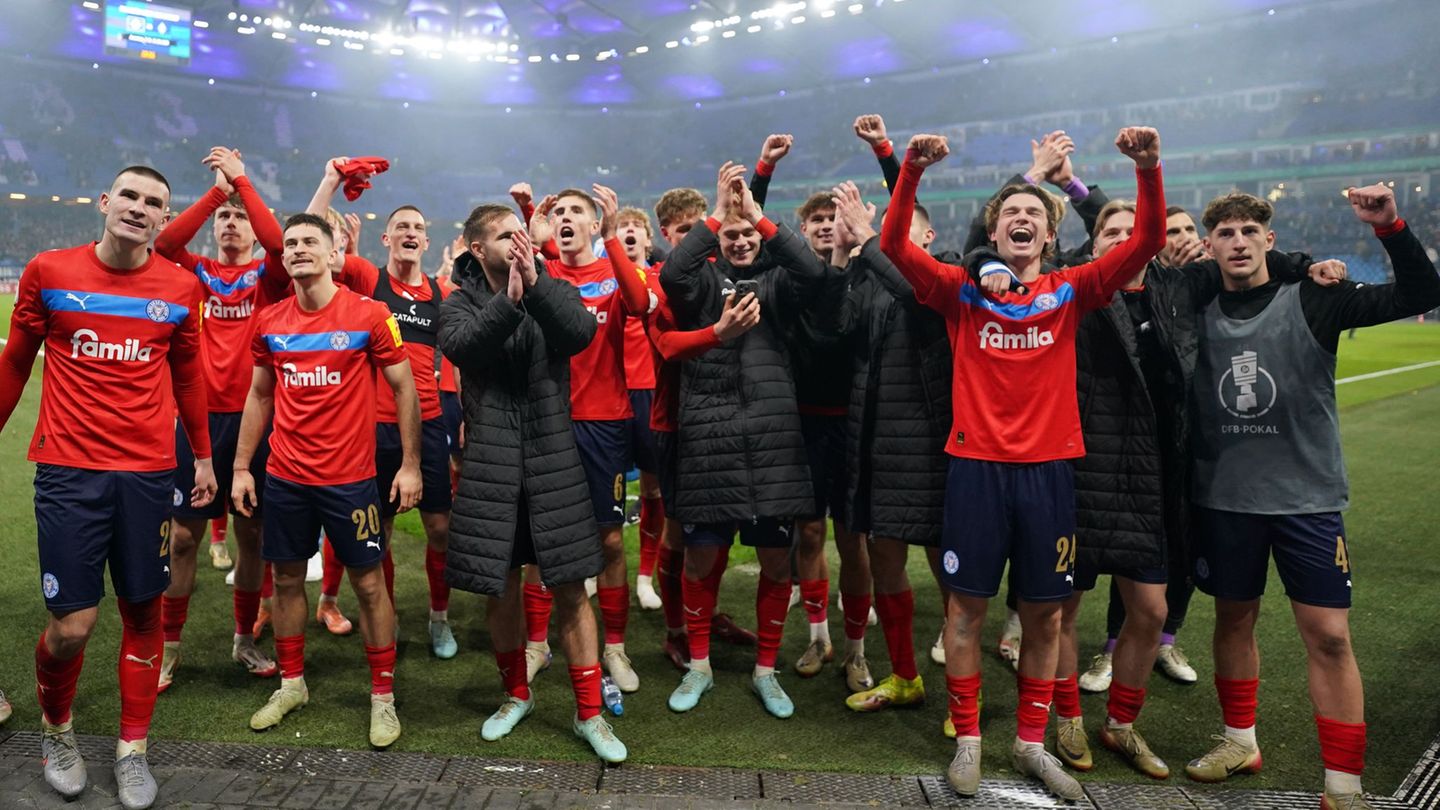 Kiel feiert mit dem Fans nach dem Pokalerfolg beim HSV. Foto: Marcus Brandt/dpa