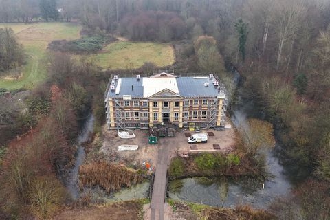 Das bei einem Brand im Frühjahr schwerbeschädigte Barockschloss Johannstorf hat jetzt ein Notdach. Foto: Philip Dulian/dpa