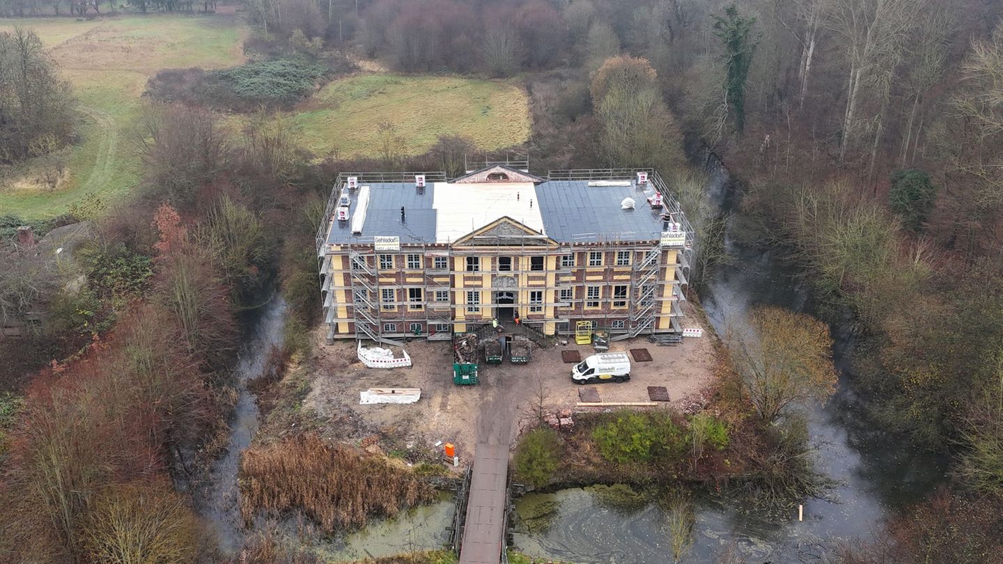 Das bei einem Brand im Frühjahr schwerbeschädigte Barockschloss Johannstorf hat jetzt ein Notdach. Foto: Philip Dulian/dpa