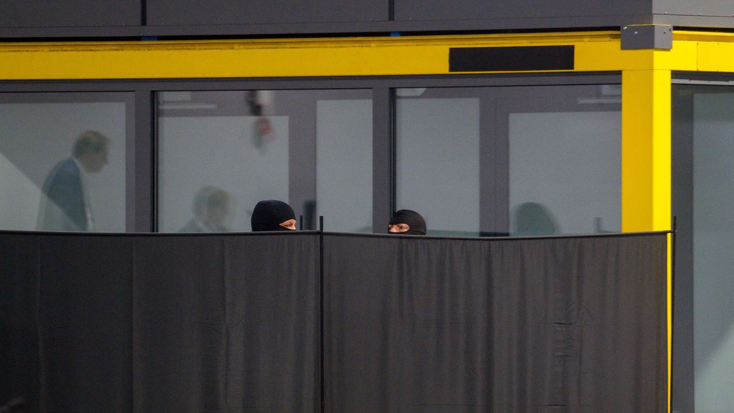 Zeitweise wurden Sichtschutzwände vor dem Angeklagten aufgestellt, weil die Zeugin ihm nicht ins Gesicht sehen wollte. Foto: Kla