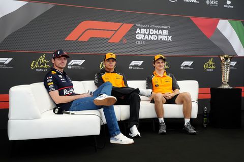 Die drei WM-Rivalen und der Pokal der Begierde. Foto: David Davies/PA Wire/dpa