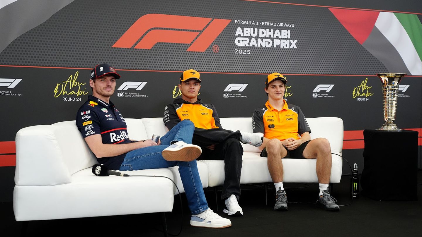 Die drei WM-Rivalen und der Pokal der Begierde. Foto: David Davies/PA Wire/dpa