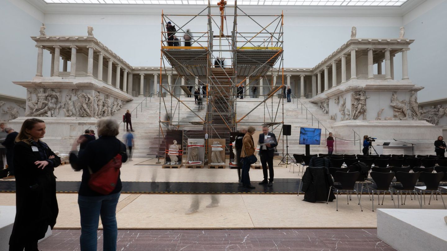 Der Pergamonaltar im Pergamonmuseum soll im Frühjahr 2027 wieder zugänglich sein. Foto: Markus Lenhardt/dpa