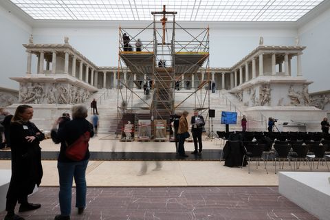Der Pergamonaltar im Pergamonmuseum soll im Frühjahr 2027 wieder zugänglich sein. Foto: Markus Lenhardt/dpa