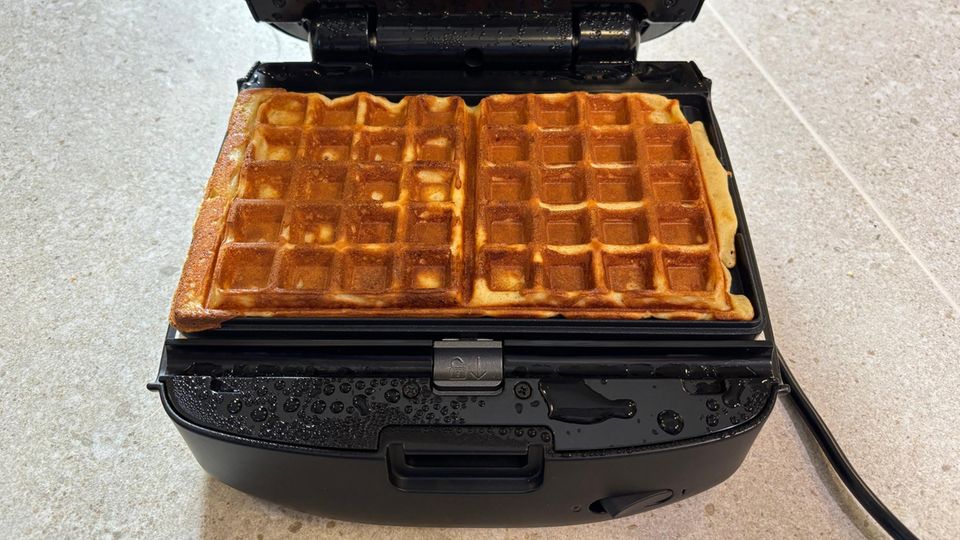 stern Waffeleisen Test: Tefal Waffeleisen mit fertiger Waffel