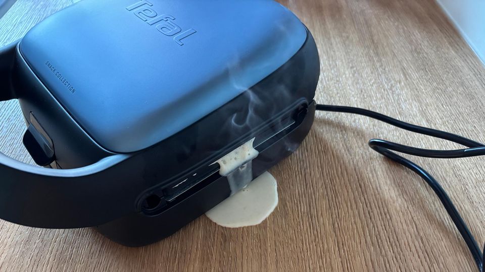 stern Waffeleisen Test: Teigpfütze neben dem Tefal Waffeleisen
