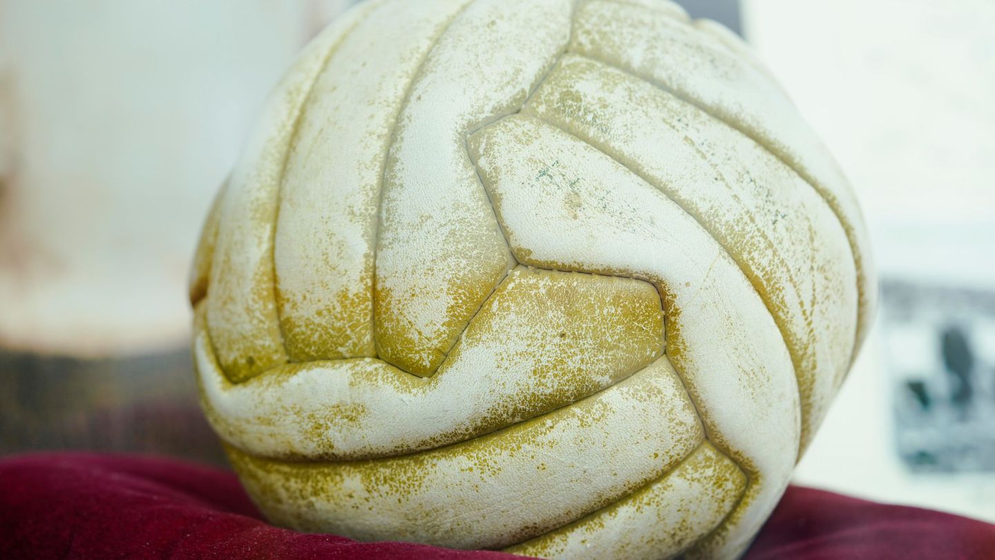 Zu den Highlight-Stücken in Speyer zählt ein Originalball der WM 1954. (Archivbild) Foto: Uwe Anspach/dpa