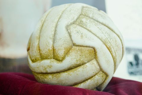 Zu den Highlight-Stücken in Speyer zählt ein Originalball der WM 1954. (Archivbild) Foto: Uwe Anspach/dpa