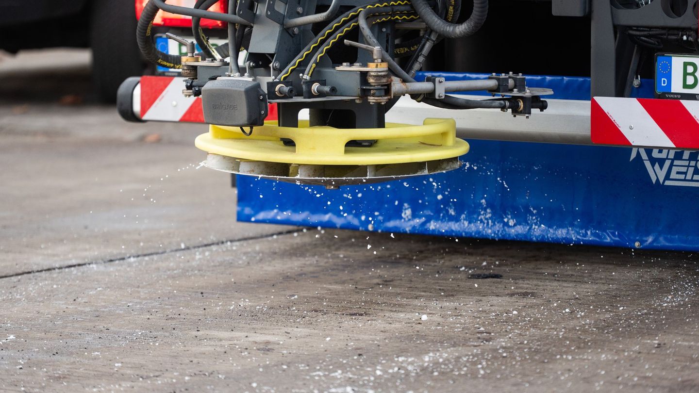 Die BSR hat für den Winterdienst 540 Räum- und Streufahrzeuge zur Verfügung. Foto: Christophe Gateau/dpa