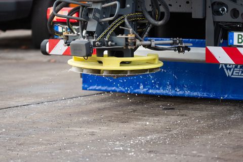 Die BSR hat für den Winterdienst 540 Räum- und Streufahrzeuge zur Verfügung. Foto: Christophe Gateau/dpa