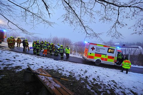 Der Rettungsdienst brachte den Leichtverletzten in ein Krankenhaus. Foto: Markus Leitner/BRK BGL/dpa