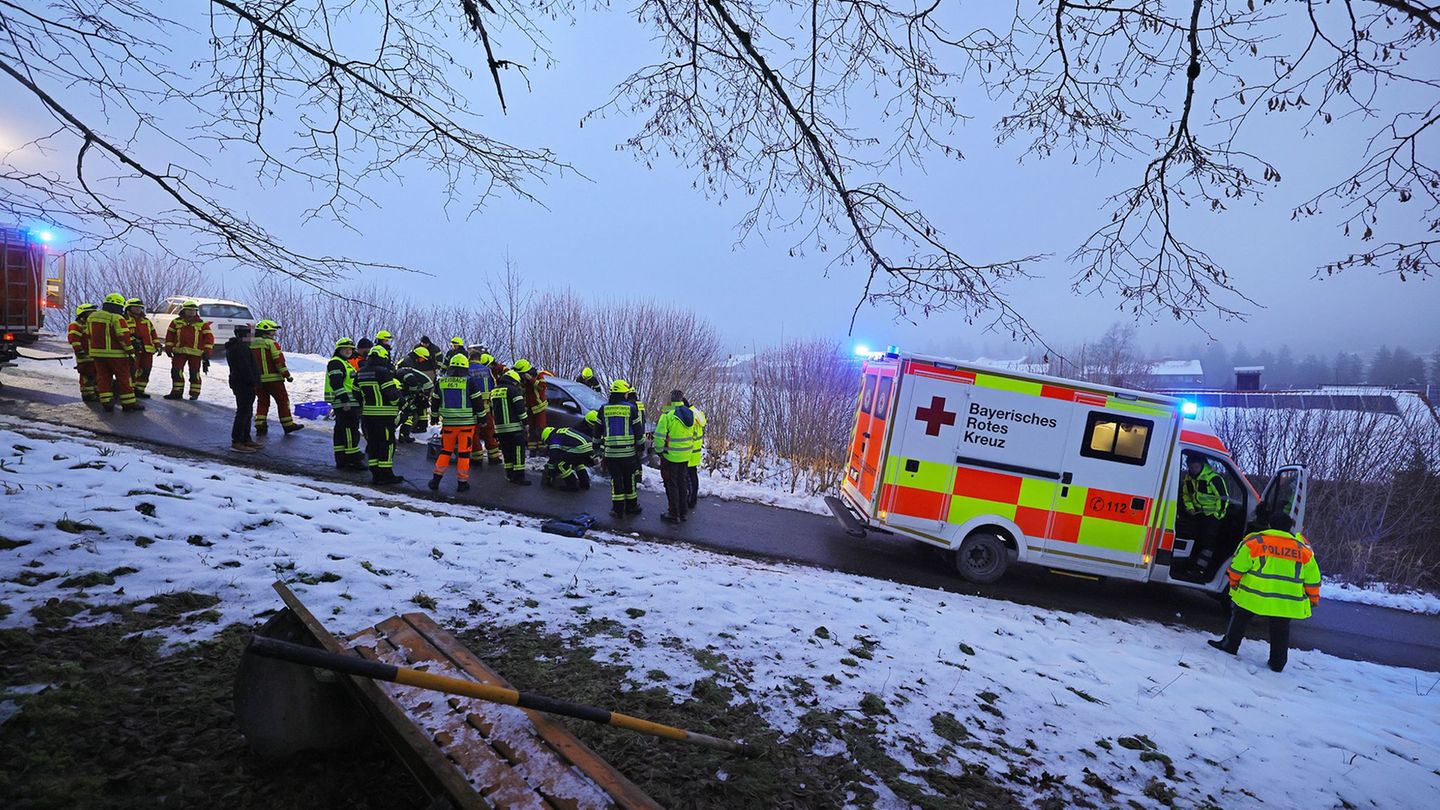 Der Rettungsdienst brachte den Leichtverletzten in ein Krankenhaus. Foto: Markus Leitner/BRK BGL/dpa