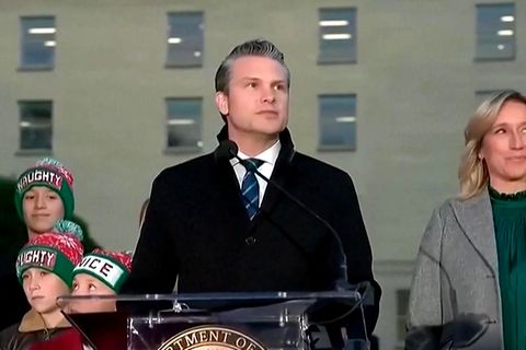 Trotz Kritik: US-Minister Hegseth zeigt sich mit Wichtel-Soldaten