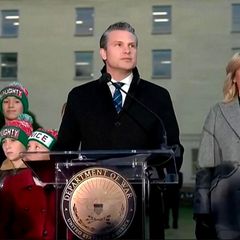 Trotz Kritik: US-Minister Hegseth zeigt sich mit Wichtel-Soldaten