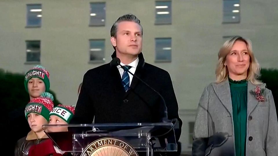 Trotz Kritik: US-Minister Hegseth zeigt sich mit Wichtel-Soldaten