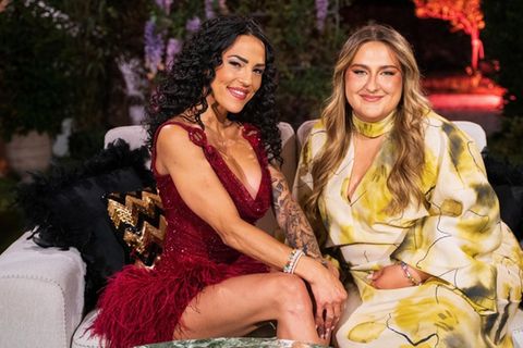 Selfiesandra (r.) steht Single-Lady Elena Miras bei "Make Love, Fake Love" mit Rat und Tat zur Seite.