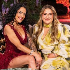 Selfiesandra (r.) steht Single-Lady Elena Miras bei "Make Love, Fake Love" mit Rat und Tat zur Seite.