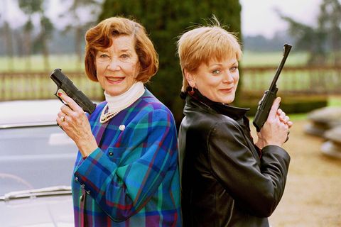 Lois Maxwell (l) und Samantha Bond haben beide "Miss Moneypenny" gespielt. (Archivbild) Foto: Richard Chambury/Globe Photos via