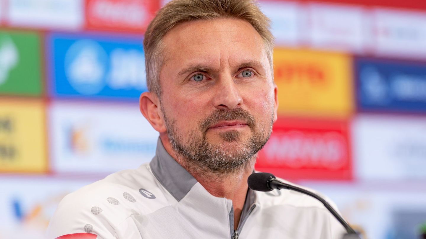 Benjamin Hoffmann sitzt bei Mainz am Freitag auf der Trainerbank. Foto: Torsten Silz/dpa