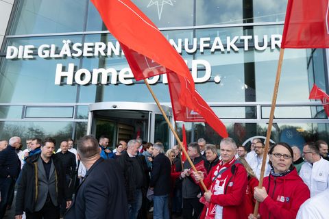 Die IG Metall betont, dass ein Standortwechsel für die Beschäftigten freiwillig sei. Foto: Sebastian Kahnert/dpa