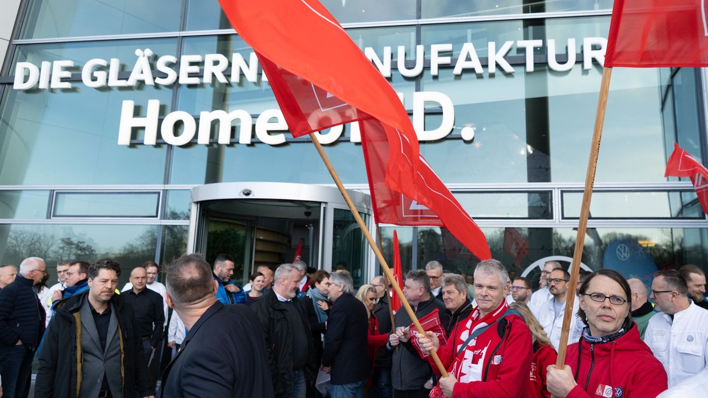 Die IG Metall betont, dass ein Standortwechsel für die Beschäftigten freiwillig sei. Foto: Sebastian Kahnert/dpa