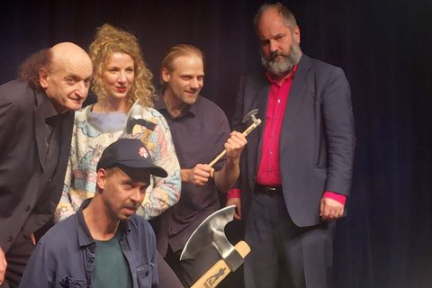 Maximilian Pongratz (unten) ist in Bayern unter anderem als Sänger der Band "Kofelgschroa" bekannt. Foto: -/Scharfrichterhaus Pa