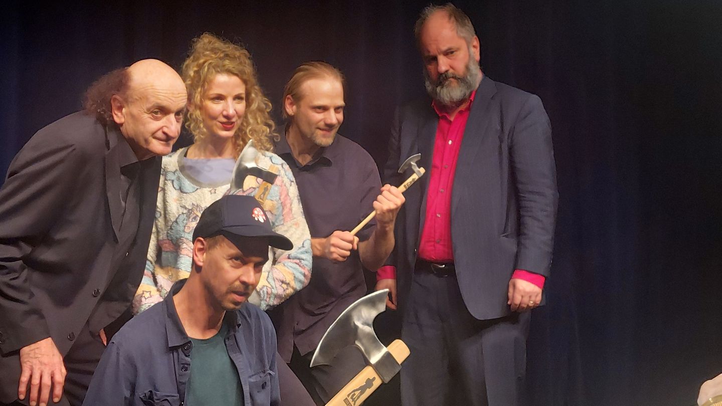 Maximilian Pongratz (unten) ist in Bayern unter anderem als Sänger der Band "Kofelgschroa" bekannt. Foto: -/Scharfrichterhaus Pa