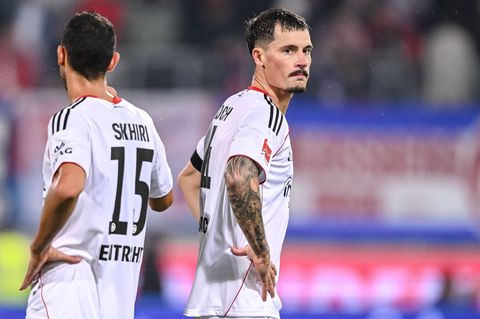 Kapitän Robin Koch (r) wähnt Eintracht Frankfurt im Stimmungstief. (Archivbild) Foto: Harry Langer/dpa