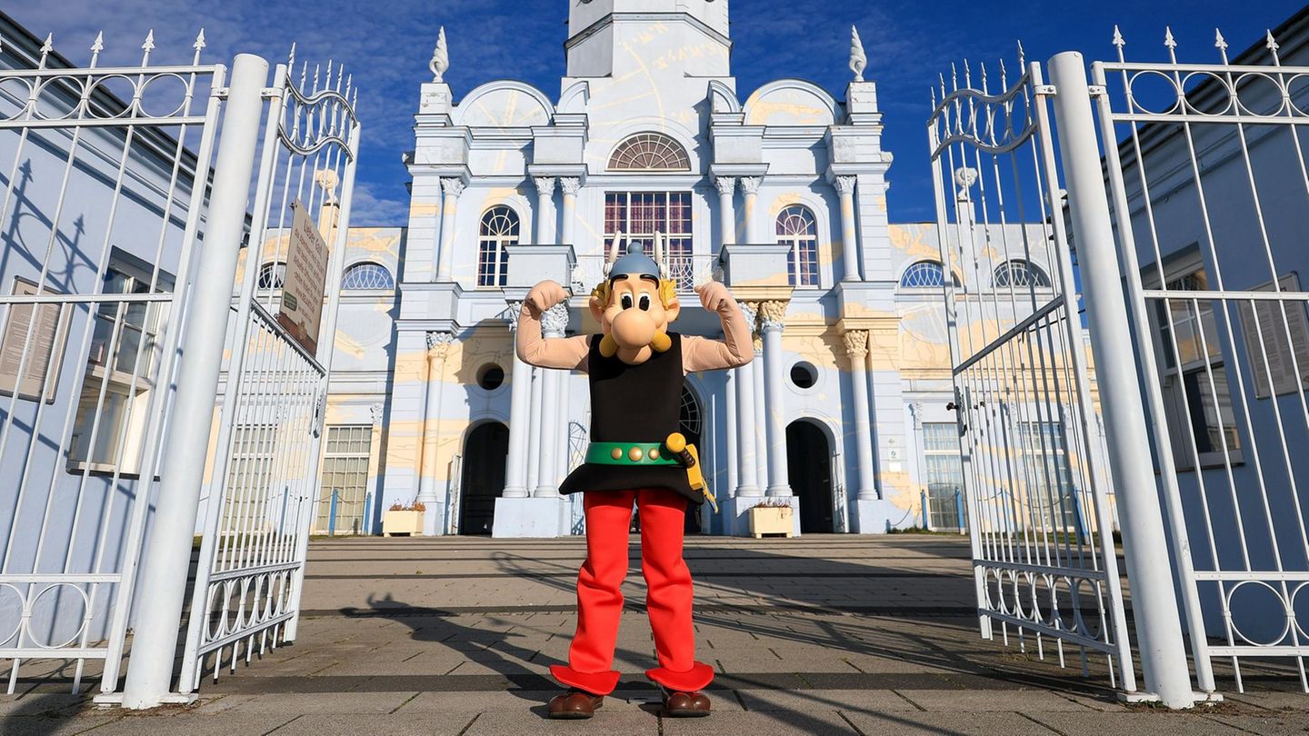 Leipzig, Deutschland. Asterix hat es aus seinem kleinen gallischen Dorf nach Germanien verschlagen, direkt vor die Tore des Schlosses im Freizeitpark Belantis. Der Park nahe Leipzig soll der erste Asterix-Park außerhalb Frankreichs werden. Ab der kommenden Saison wird er schrittweise umgestaltet. Der Freizeitpark- und Skigebietbetreiber Compagnie des Alpes hatte Belantis im Frühling 2025 übernommen. Eltern sollten aufpassen, dass ihre Kinder nicht in den Kessel mit Zaubertrank fallen!