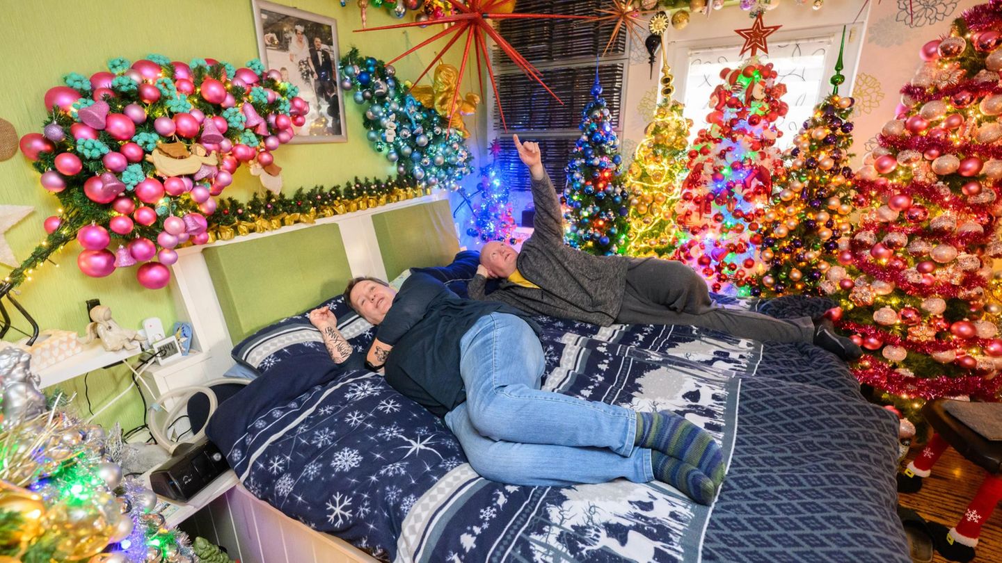 Rinteln, Deutschland. Da flimmern nicht nur die Lichterketten, da flimmert es einem auch vor den Augen: Thomas und Susanne Jeromin haben ihr Schlafgemach in ein knallbonbonfarbenes Weihnachtsparadies umgestaltet. Bei so vielen Lichtern und Lämpchen wird man glatt nachtaktiv. Doch nicht nur in ihrem Schlafzimmer herrscht Weihnachtswahnsinn: 621 Weihnachtsbäume mit mehr als 125.000 Christbaumkugeln und 50.000 Lichtern schmücken zur Adventszeit das Haus der Familie. Das Rekord-Institut für Deutschland hat die Familie "für die meisten geschmückten Weihnachtsbäume an einem Ort" ausgezeichnet