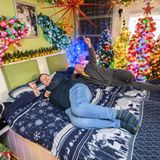 Rinteln, Deutschland. Da flimmern nicht nur die Lichterketten, da flimmert es einem auch vor den Augen: Thomas und Susanne Jeromin haben ihr Schlafgemach in ein knallbonbonfarbenes Weihnachtsparadies umgestaltet. Bei so vielen Lichtern und Lämpchen wird man glatt nachtaktiv. Doch nicht nur in ihrem Schlafzimmer herrscht Weihnachtswahnsinn: 621 Weihnachtsbäume mit mehr als 125.000 Christbaumkugeln und 50.000 Lichtern schmücken zur Adventszeit das Haus der Familie. Das Rekord-Institut für Deutschland hat die Familie "für die meisten geschmückten Weihnachtsbäume an einem Ort" ausgezeichnet
