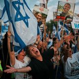 Feiernde Menschen mit Israelflaggen