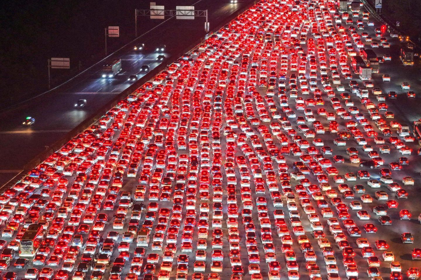 Rücklichter in einem Stau vor einer Mautstation