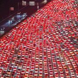 Rücklichter in einem Stau vor einer Mautstation