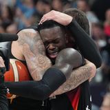 Dennis Schröder und Daniel Theis liegen sich in den Armen