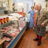 König Charles III. vor einer Auslage in einer Metzgerei