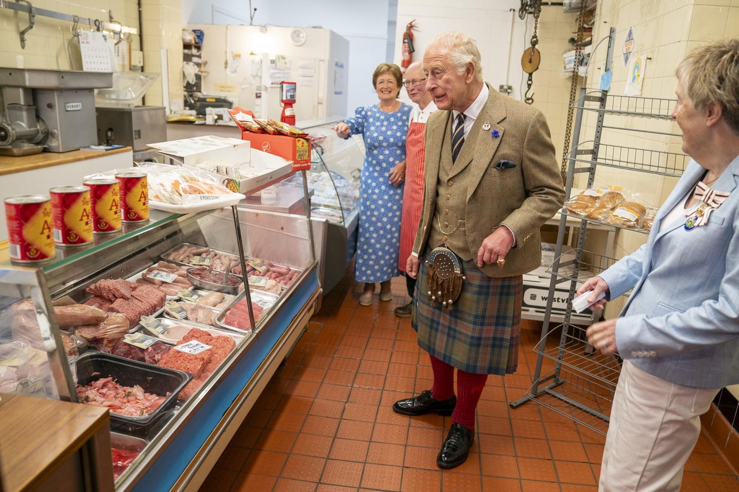König Charles III. vor einer Auslage in einer Metzgerei