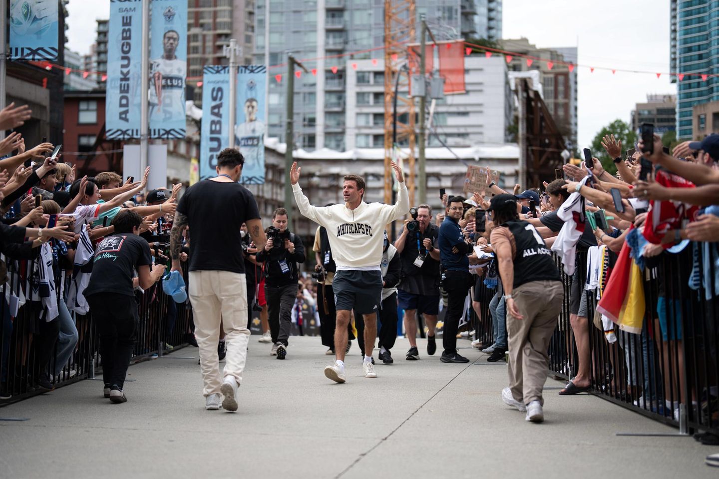 Thomas Müller grüßt jubelnde Fans