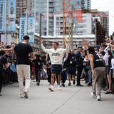 Thomas Müller grüßt jubelnde Fans