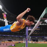 Stabhochspringer beim Sprung