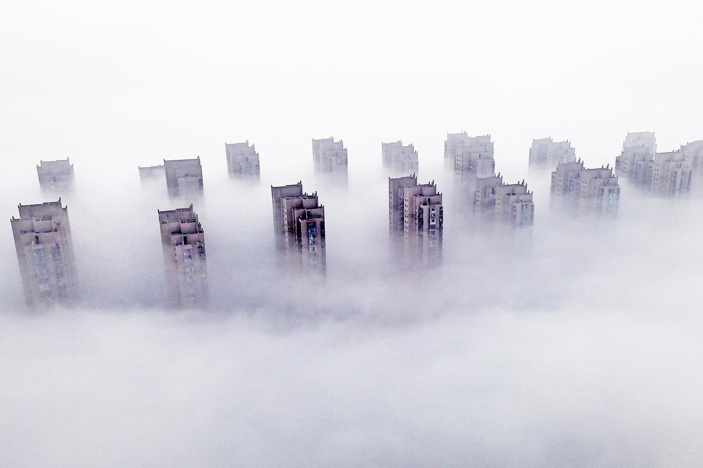 Hochhäuser im Nebel