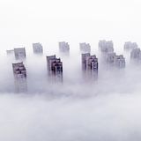 Hochhäuser im Nebel