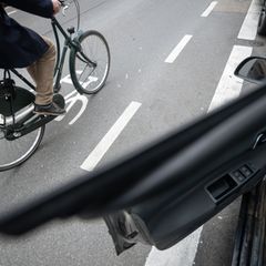 Die Regierung plant verpflichtende Türwarnsysteme für Kfz-Hersteller. (Symbolbild) Foto: Sebastian Gollnow/dpa