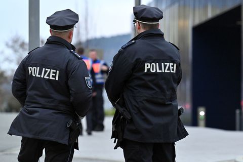 Thüringer Polizistinnen und Polizisten sollen Namensschilder tragen. Bei heiklen Einsätzen sind aber auch Nummern zur Identifizi